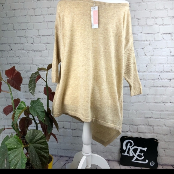 Light weight boat neck sweater. Necklace not included - Picture 3 of 5